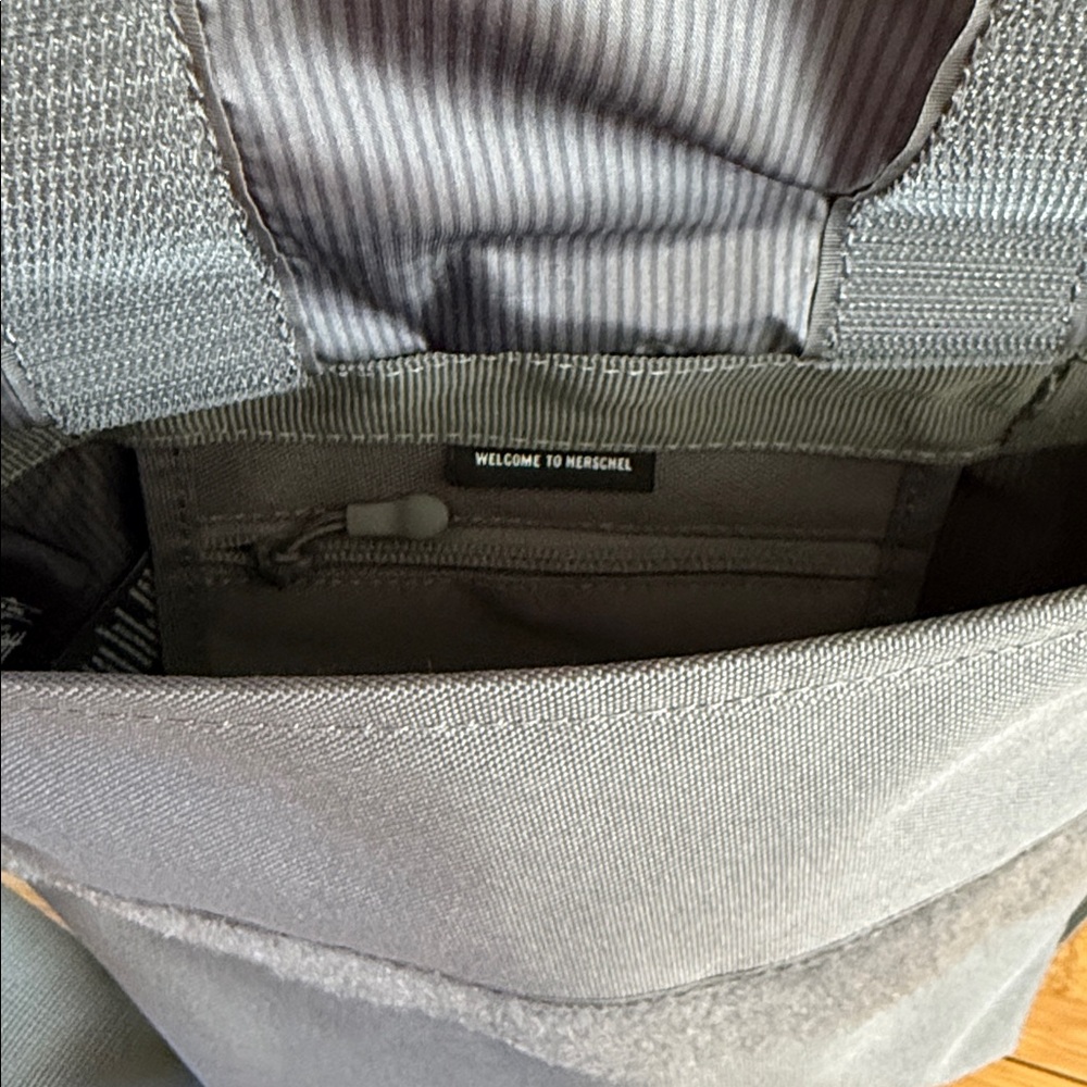 Herschel Grade Mini Crossbody NWT - Picture 8 of 9